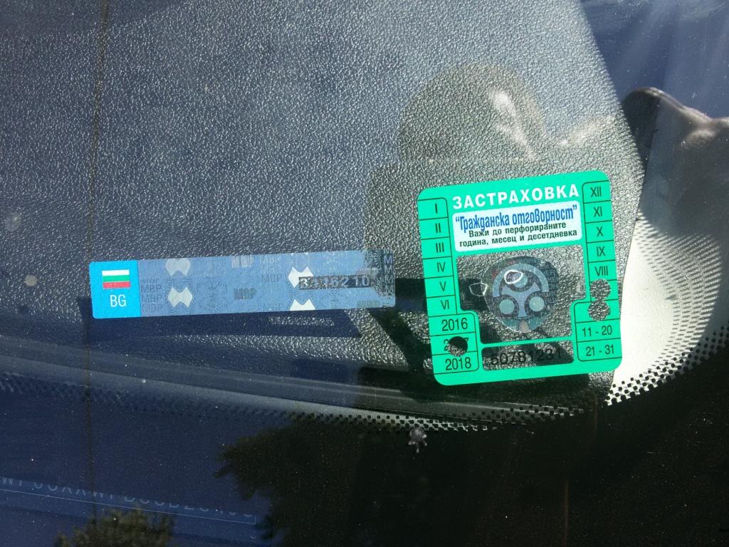 Залепени в долния ляв ъгъл на предното стъкло на автомобила стикер за гражданска отговорност и стикер за технически преглед